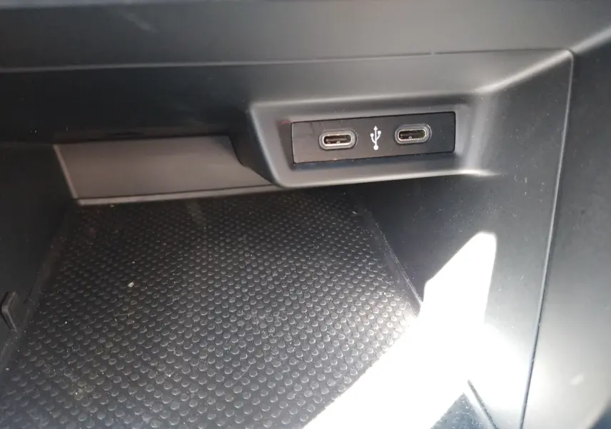 Prise USB double type C en gros plan dans la console centrale d'une Volkswagen Polo blanche 2021.