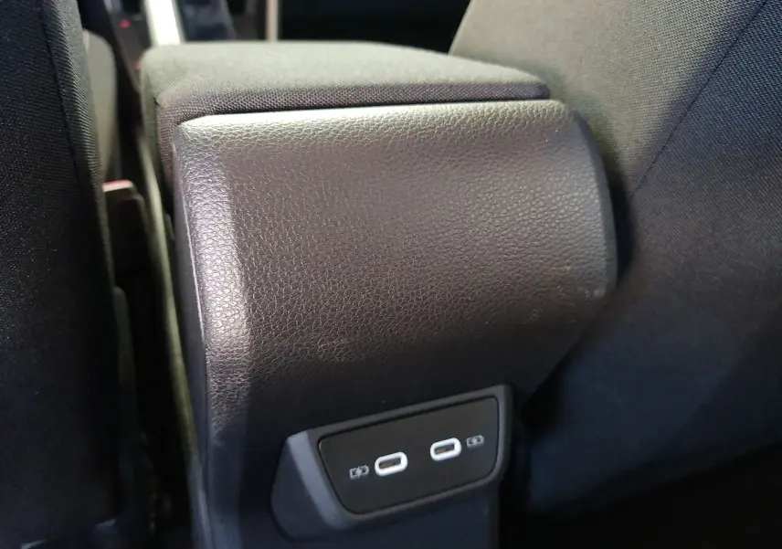 Prise USB double en gros plan sur la console centrale arrière d'une Volkswagen Polo blanche 2021.