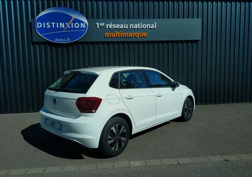 Volkswagen Polo blanche vue en 3/4 arrière côté droit, avec jantes alliage et feux arrière LED distinctifs.