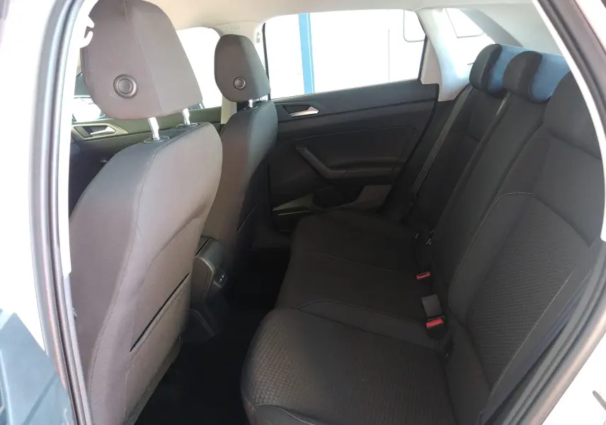 Vue intérieure côté droit des sièges arrière en tissu noir du Volkswagen Polo blanc 2021, version Lounge Business.