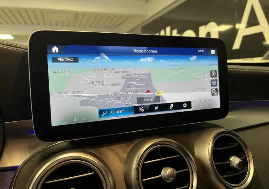 Écran de navigation MBUX affichant une carte, intégré au tableau de bord du Mercedes GLC gris de 2019.