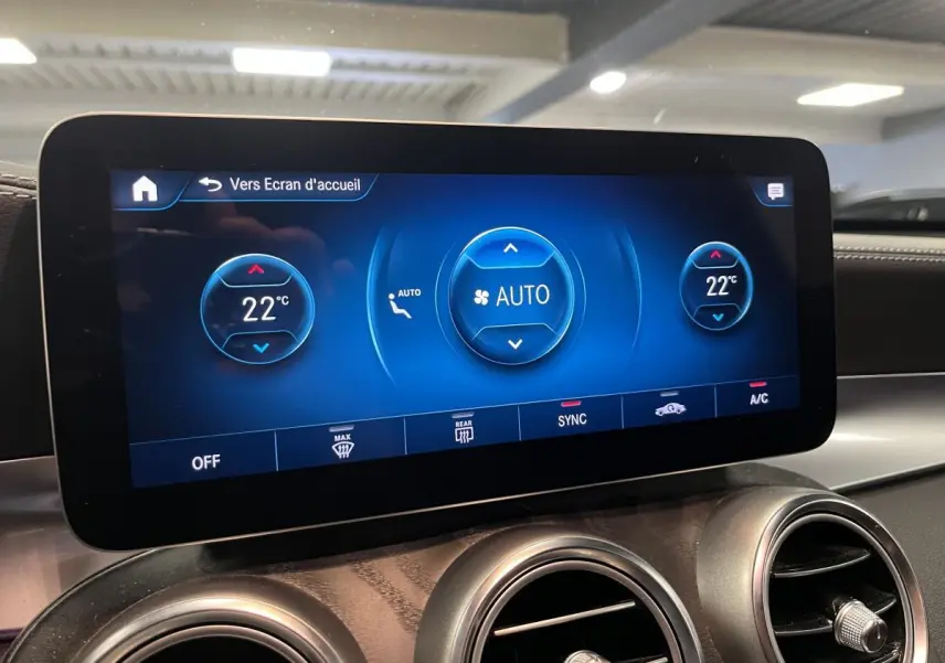 Écran tactile central de la climatisation automatique à 2 zones dans le tableau de bord du Mercedes GLC gris.