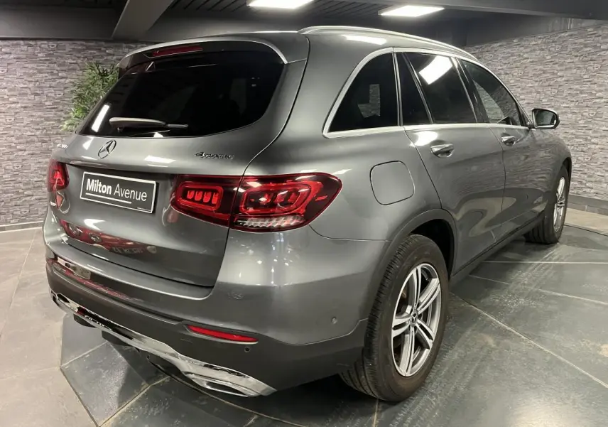 Mercedes GLC 200 4MATIC gris métallisé vu en 3/4 arrière droit avec jantes alliage 18 pouces et feux LED.