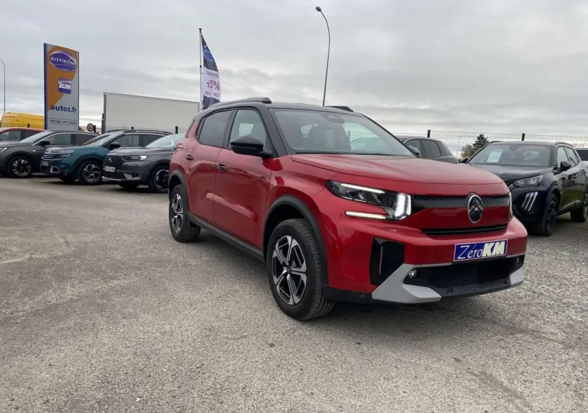 SUV Citroën C3 Aircross rouge Elixir avec toit noir, vu en 3/4 avant droit sur parking extérieur.