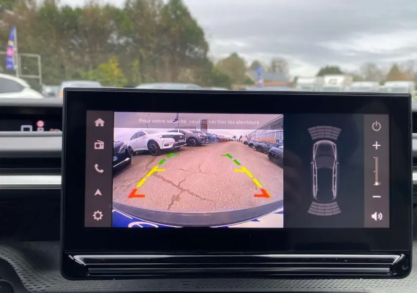 Écran central tactile montrant la caméra de recul du Citroën C3 Aircross Hybride 2025 avec guidage coloré.