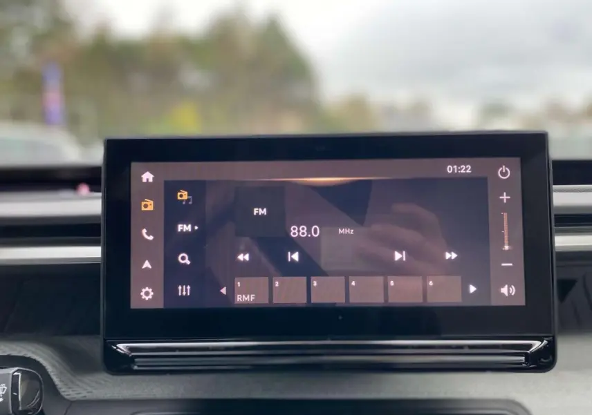 Écran tactile central affichant la radio FM dans l'habitacle du Citroën C3 Aircross Rouge Elixir toit noir.