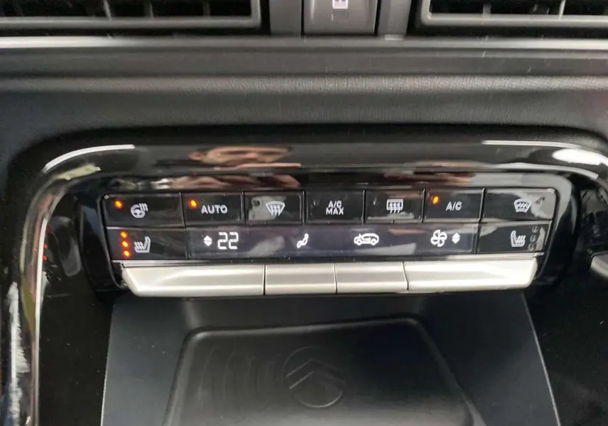 Panneau de commande de climatisation automatique du Citroën C3 Aircross 2025 avec affichage digital et boutons tactiles noirs.