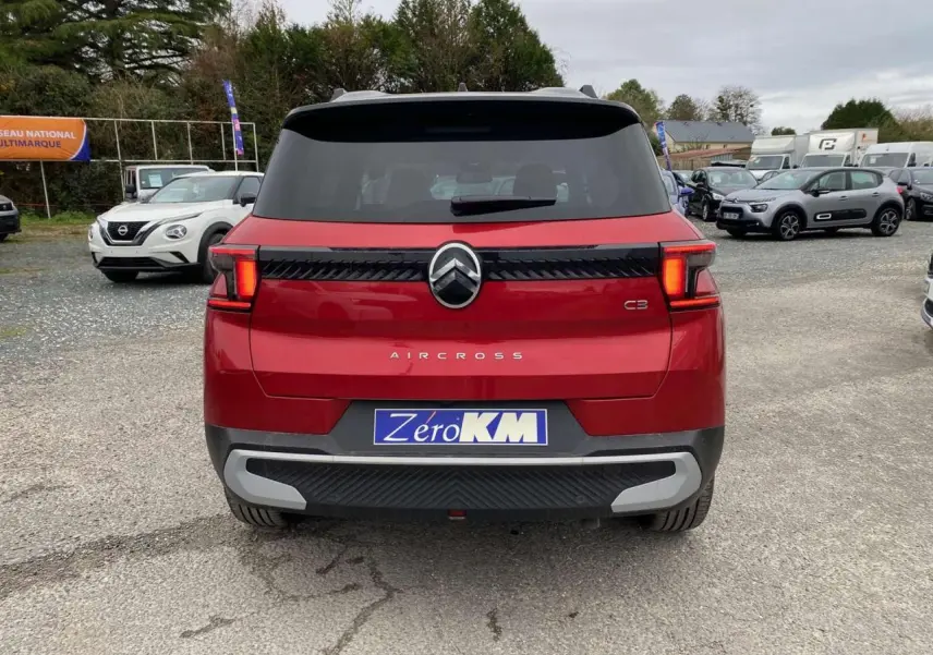 Vue arrière d'un Citroën C3 Aircross rouge Elixir avec toit noir et feux arrière LED en 3D.