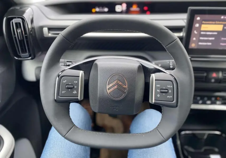 Volant multifonctions noir de Citroën C3 Aircross 2025, vue centrée depuis le siège conducteur avec tableau de bord en arrière-plan.