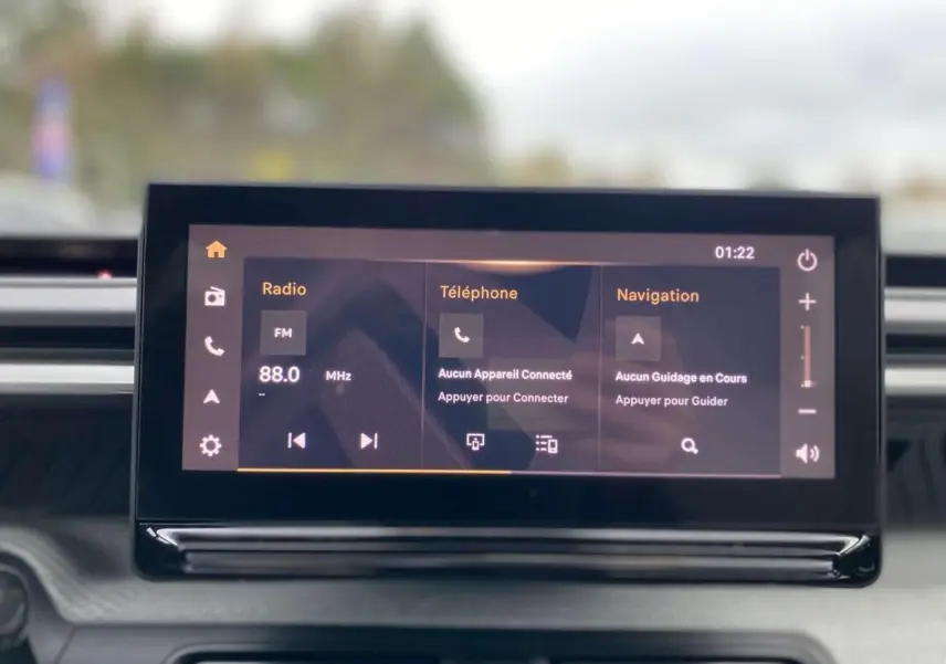 Écran tactile central de 10,25 pouces du Citroën C3 Aircross 2025 affichant radio, téléphone et navigation.