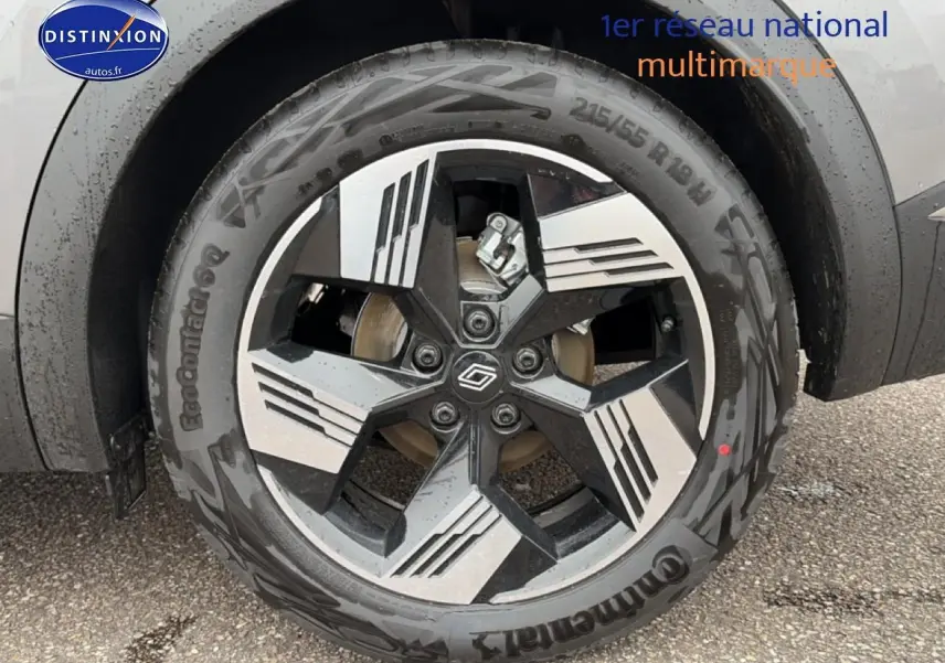 Gros plan sur la jante alliage 18 pouces design gravity du Renault Symbioz gris schiste, vue côté droit arrière.