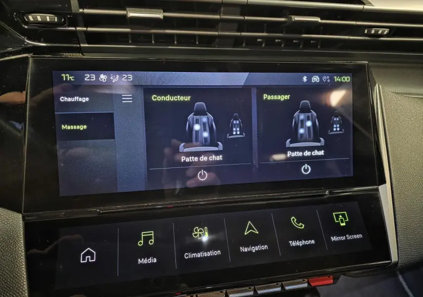 Écran tactile central de la Peugeot 408 noir, affichant les réglages de massage et chauffage des sièges avant.