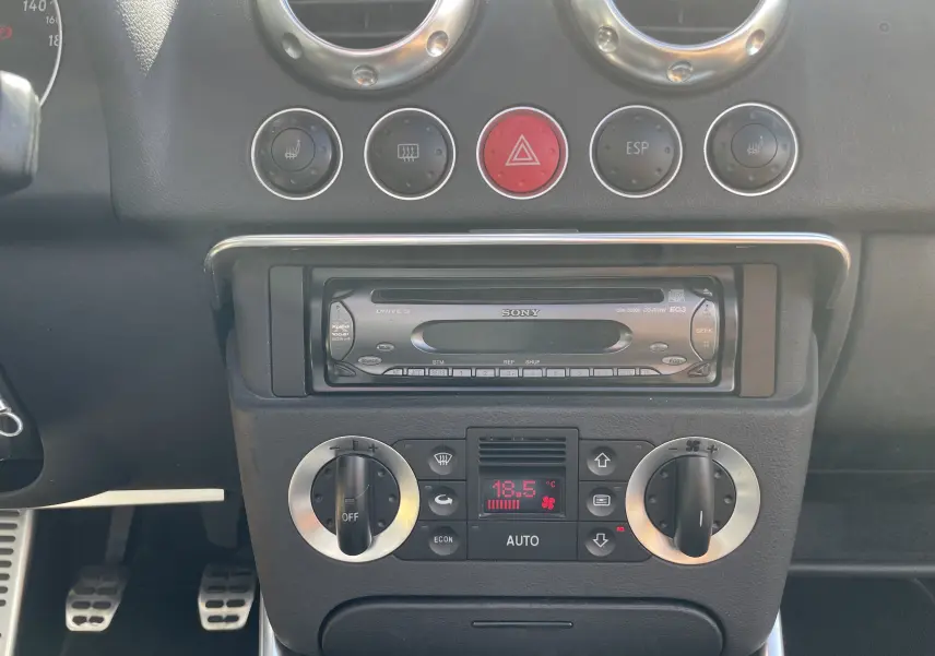 Tableau de bord de l'Audi TT Roadster 1.8T 180 gris argent 2002, avec commandes clim et autoradio Sony visibles en gros plan.