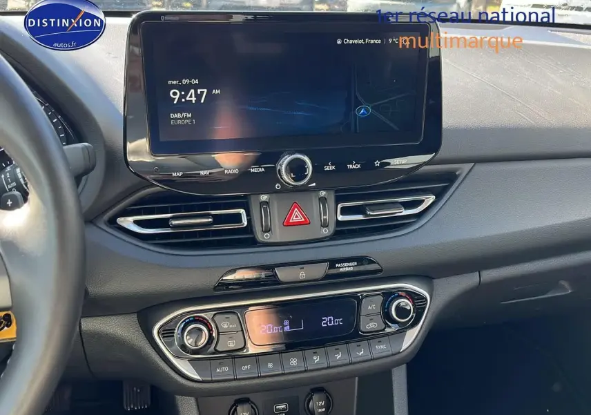 Tableau de bord de Hyundai i30 2024 avec écran tactile et climatisation bi-zone, vue intérieure avant.