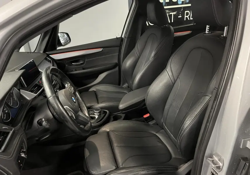 Intérieur noir cuir de la BMW Série 2 225xe Active Tourer 2018, vue côté conducteur avec tableau de bord et sièges avant.