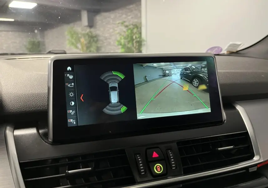 Écran multimédia de la BMW Série 2 225xe Active Tourer affichant la caméra de recul et l’aide au stationnement.
