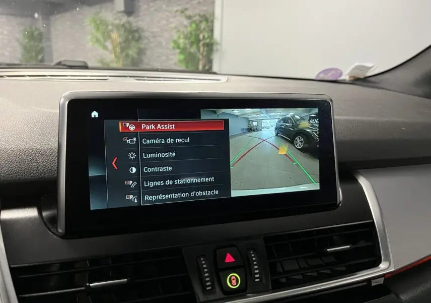 Écran central de BMW Série 2 225xe M Sport affichant la caméra de recul et les options Park Assist en intérieur noir.