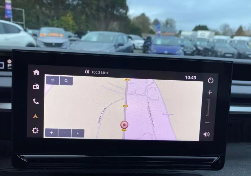 Écran central tactile affichant la navigation GPS dans un Citroën C3 Aircross hybride 2025, vue intérieure frontale.
