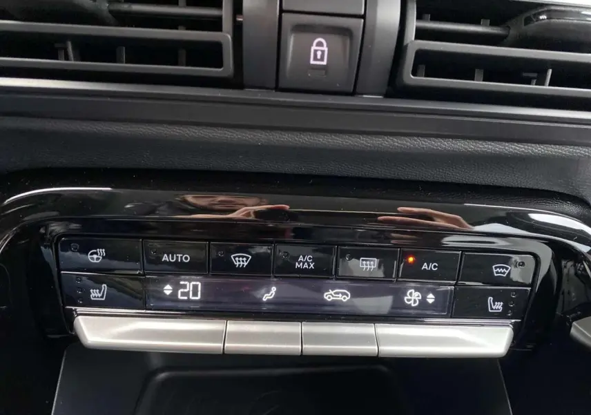 Panneau de contrôle de la climatisation automatique du Citroën C3 Aircross 2025, avec affichage digital et boutons tactiles.