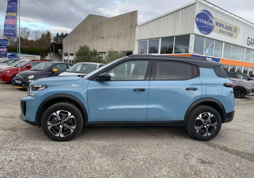 Profil côté gauche du Citroën C3 Aircross 2025 bleu Monte Carlo avec toit noir et jantes alliage 17 pouces.