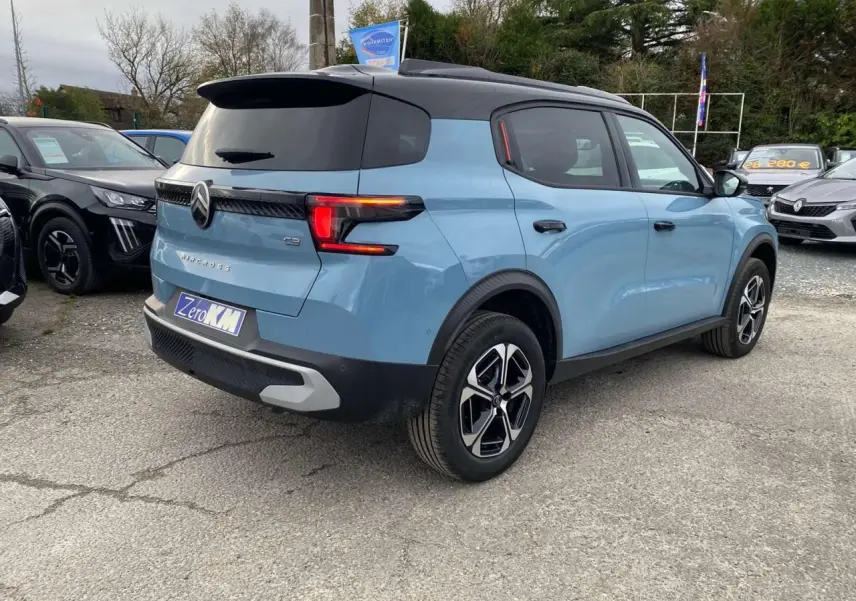 Citroën C3 Aircross bleu Monte Carlo vue 3/4 arrière droit avec toit noir et feux arrière LED distinctifs.