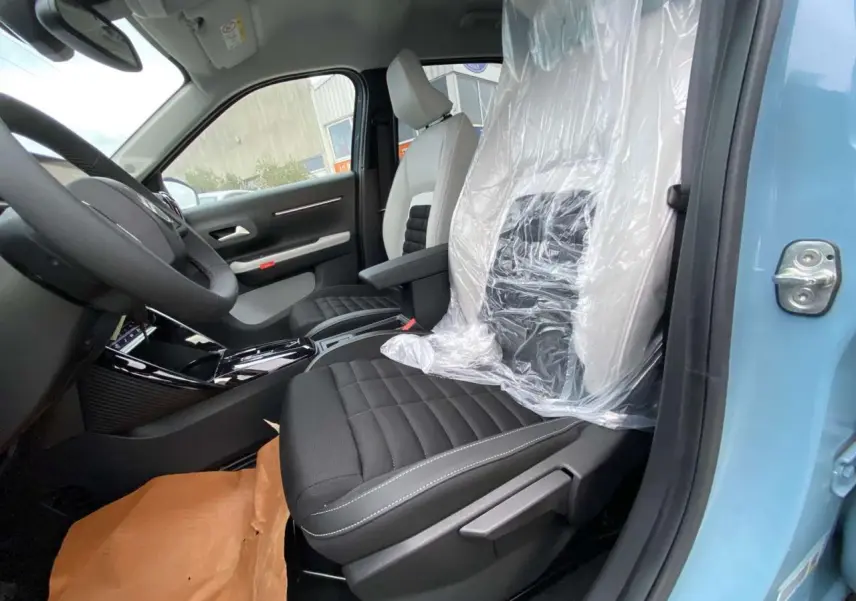 Intérieur côté conducteur du Citroën C3 Aircross bleu Monte Carlo, sièges noirs Advanced Comfort avec plastique de protection.