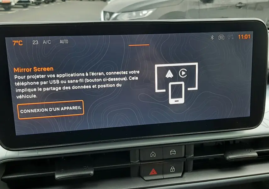 Vue intérieure centrée sur l'écran tactile du tableau de bord du Jeep Avenger 2025, avec instructions Mirror Screen affichées.