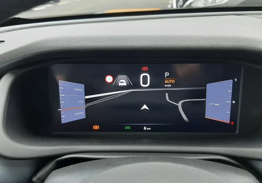 Tableau de bord numérique du Jeep Avenger 2025, affichage de vitesse et navigation, intérieur gris.