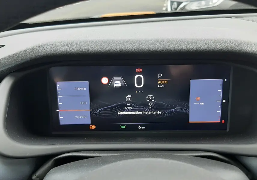 Vue rapprochée du tableau de bord numérique du Jeep Avenger 2025, affichant la consommation instantanée et les modes de conduite.