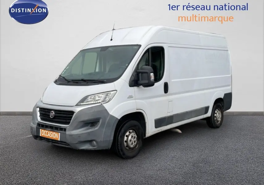 Vue 3/4 avant droit d’un fourgon FIAT Ducato blanc avec pare-chocs noirs et plaque orange "OCCASION".