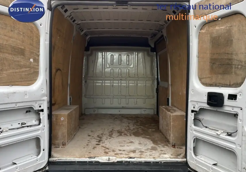 Vue arrière ouverte du fourgon blanc FIAT Ducato 2014, montrant l'espace de chargement vide avec parois en bois.