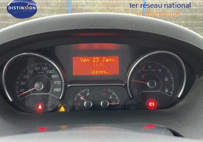Vue rapprochée du tableau de bord du Fiat Ducato Fourgon blanc, affichant le compteur et l'odomètre à 133444 km.