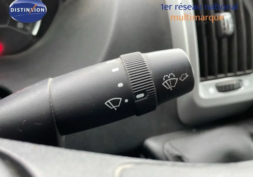 Gros plan sur la manette d’essuie-glace du tableau de bord du FIAT Ducato Fourgon blanc, version 2014.