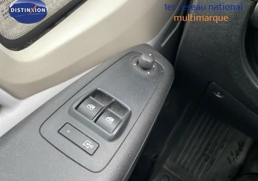 Gros plan sur la commande des vitres électriques côté conducteur d’un Fiat Ducato blanc, intérieur gris et noir.