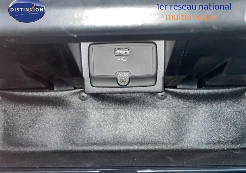 Gros plan sur la prise USB et port AUX du tableau de bord du FIAT Ducato Fourgon blanc, version 2014.