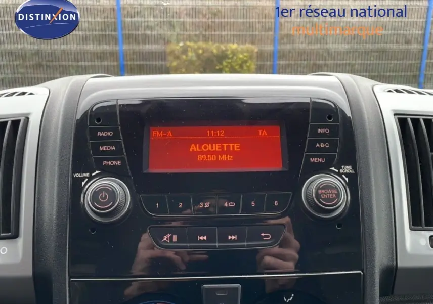 Vue rapprochée du tableau de bord du Fiat Ducato Fourgon 2014, écran radio affichant la station Alouette.