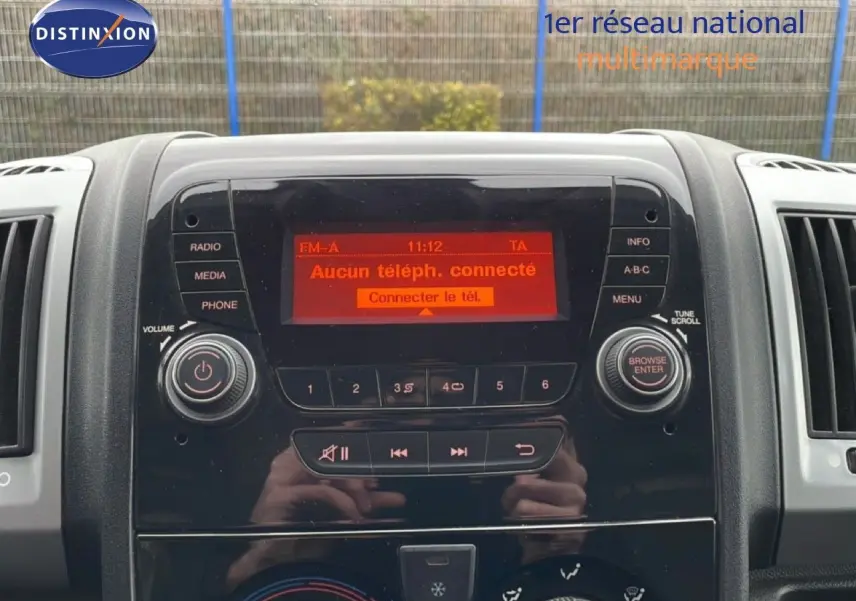 Vue rapprochée du tableau de bord noir du Fiat Ducato Fourgon 2014 avec écran radio affichant "Aucun téléph. connecté".