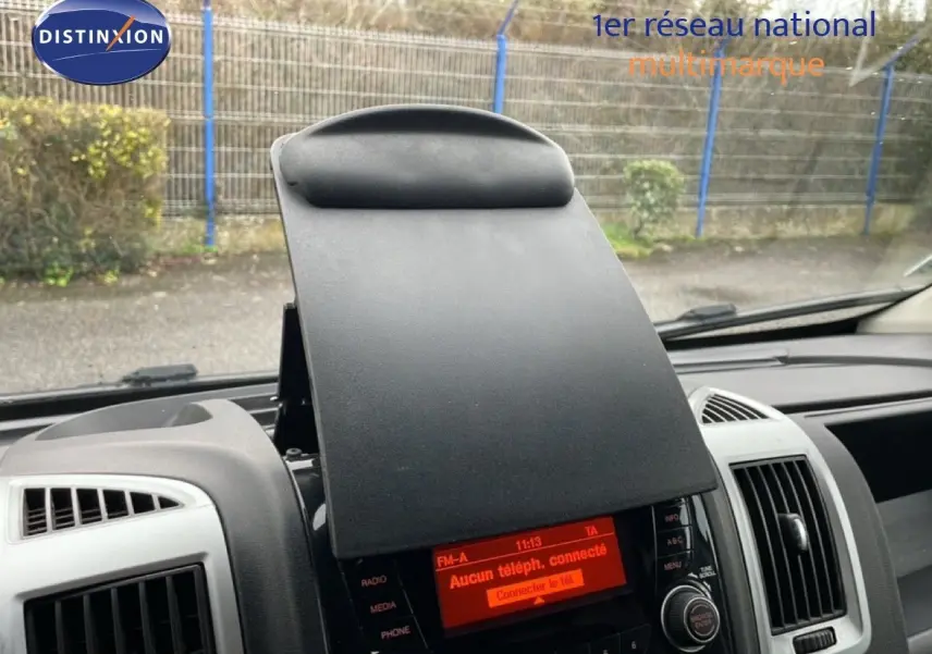 Vue intérieure du tableau de bord du Fiat Ducato Fourgon blanc 2014, avec écran central et console ouverte.