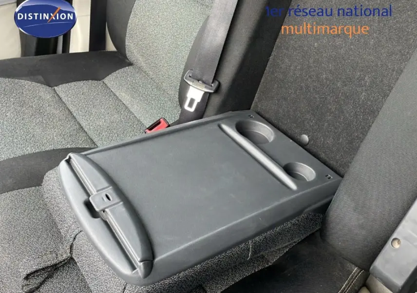 Détail de l'accoudoir central arrière avec porte-gobelets sur banquette tissu gris et noir du Fiat Ducato Fourgon blanc.