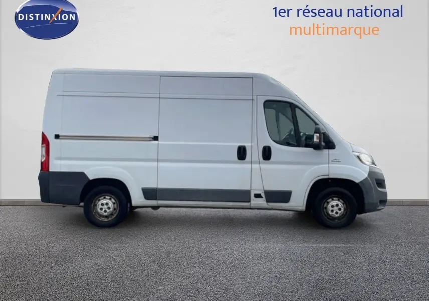 Vue de profil côté gauche d’un utilitaire blanc FIAT Ducato Fourgon 2014 avec porte latérale coulissante.