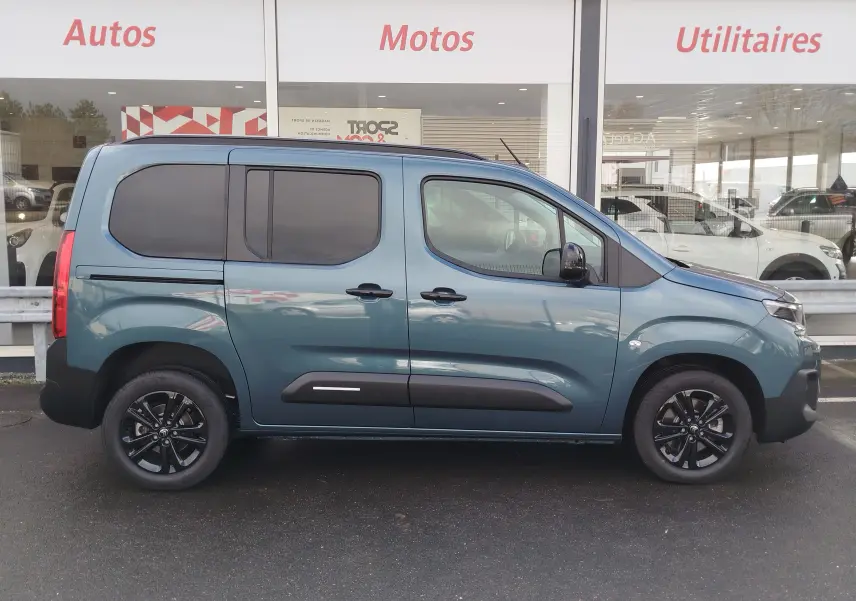 Profil droit d’un Citroën Berlingo 2025 bleu Kiarma, version utilitaire 5 places avec jantes noires et vitres teintées.