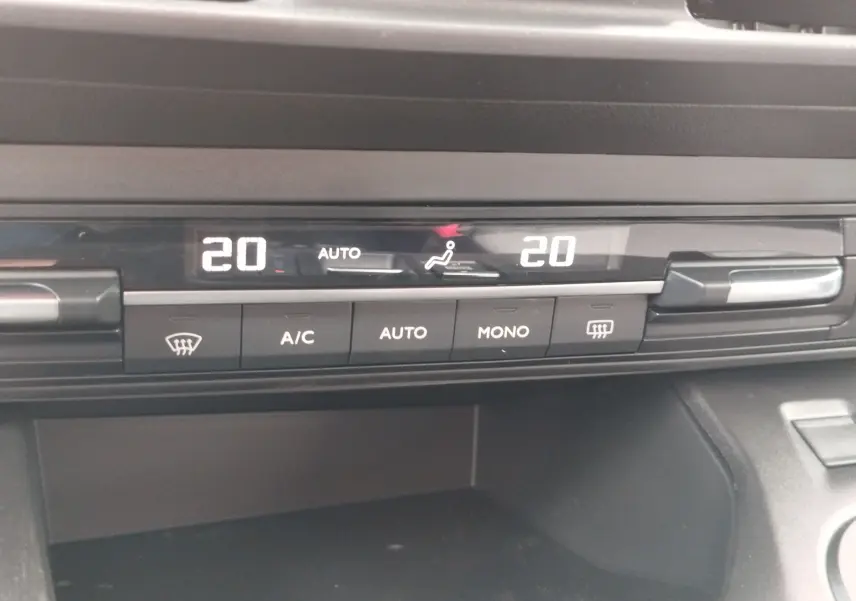 Détail du tableau de bord du Citroën Berlingo 2025, affichage digital de la climatisation à 20°C en mode auto.