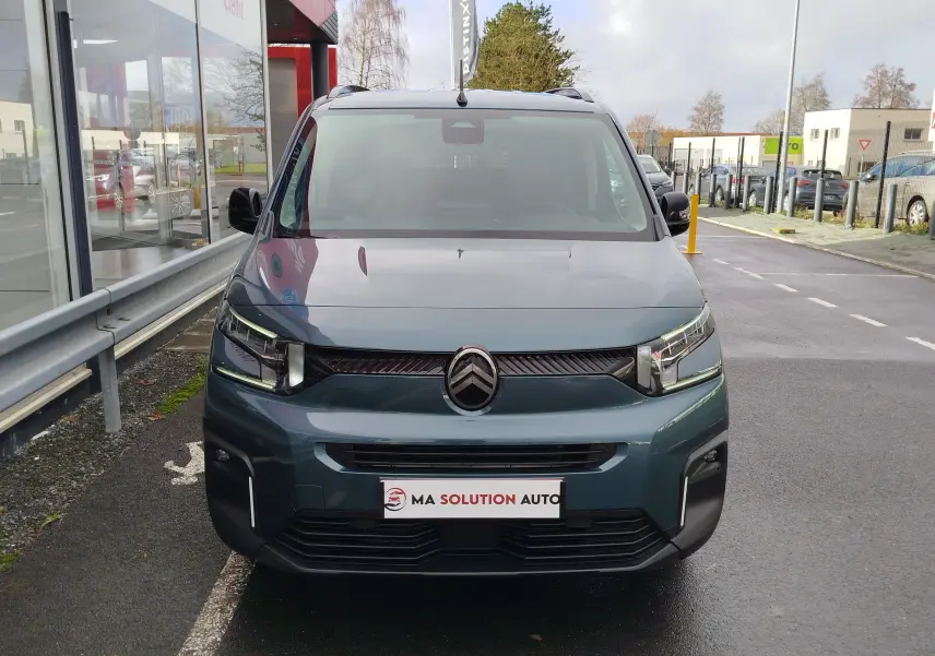 Vue avant d'un Citroën Berlingo 2025 bleu Kiarma avec calandre noire et phares LED distinctifs.