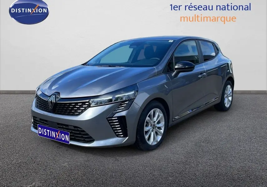 Renault Clio gris schiste métal en 3/4 avant droit, avec calandre moderne et feux LED distinctifs.