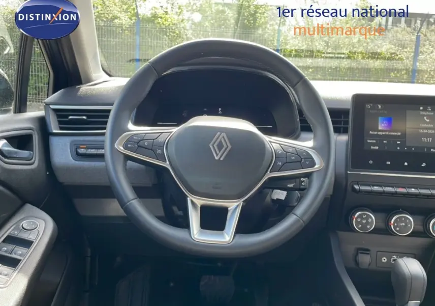 Vue intérieure frontale du volant multifonction et du tableau de bord de la Renault Clio gris schiste métal 2025.