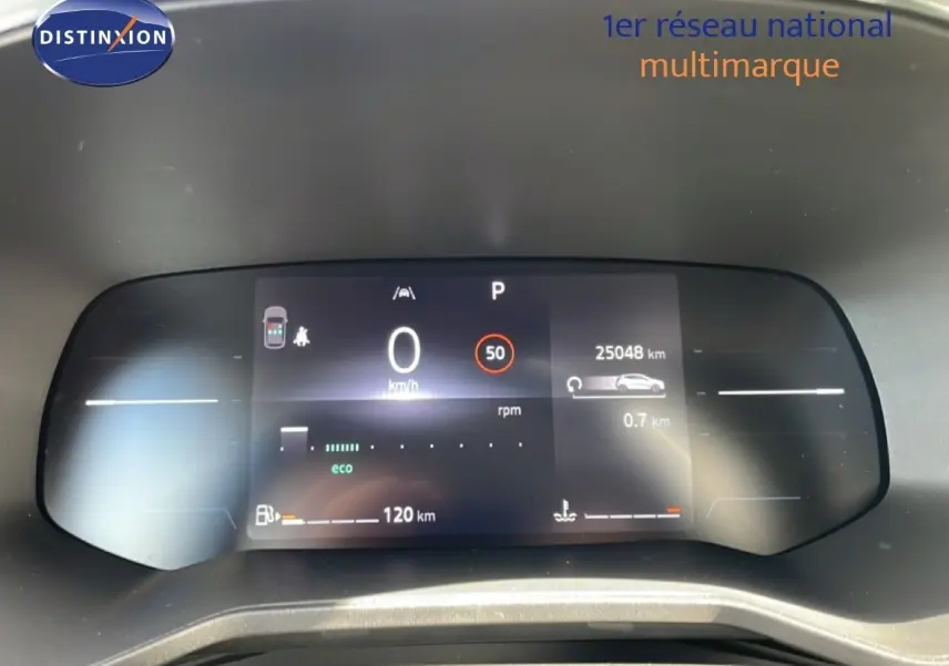 Tableau de bord numérique de Renault Clio gris schiste, affichant vitesse, kilométrage et autonomie.