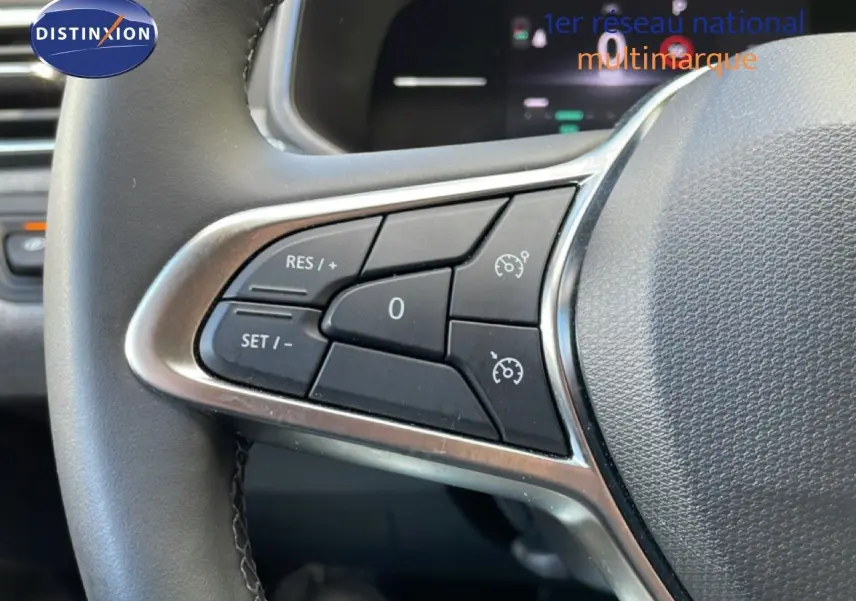 Gros plan sur les commandes de régulateur de vitesse au volant d’une Renault Clio 2025, finition Evolution.