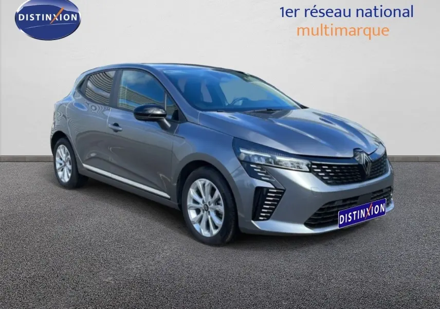 Renault Clio gris schiste métal vue 3/4 avant droit, avec calandre noire et feux LED distinctifs.