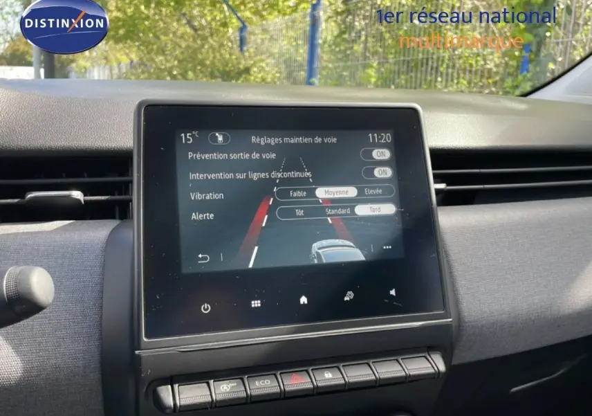 Écran tactile central de Renault Clio 2025 montrant les réglages d’aide à la conduite, intérieur gris et noir.