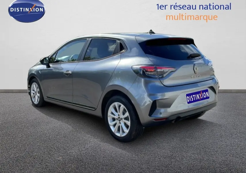 Vue 3/4 arrière droite d'une Renault Clio gris schiste métal 2025 avec jantes alliage et vitres teintées.